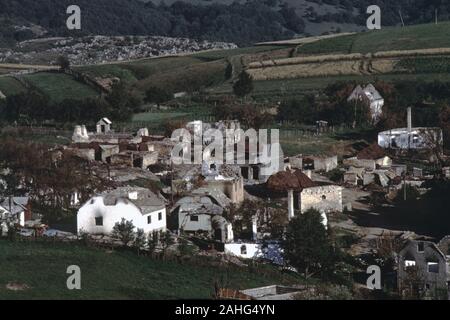 13. August 1993 während des Krieges in Bosnien: die vollständig zerstörten Muslimischen Dorf Dejčići auf Bjelašnica Berg, südlich von Sarajevo - kein einziges Gebäude bleibt unversehrt. Stockfoto