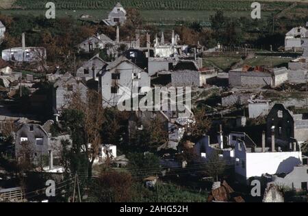 13. August 1993 während des Krieges in Bosnien: die vollständig zerstörten Muslimischen Dorf Dejčići auf Bjelašnica Berg, südlich von Sarajevo - kein einziges Gebäude bleibt unversehrt. Stockfoto