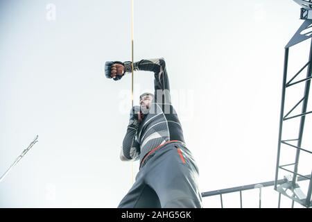 Ansicht von unten auf das erfahrene MMA Boxer, Fäuste, während das Mastering stanzen Stockfoto