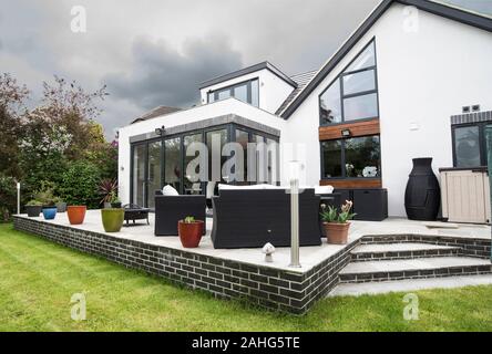 Modern geschnittener Haus und Garten Stockfoto