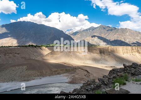 Gilgit Karakorum Highway Atemberaubend malerischen Blick auf Landschaft mit Fluss Indus und Tal auf einer sonnigen blauen Himmel Tag Stockfoto