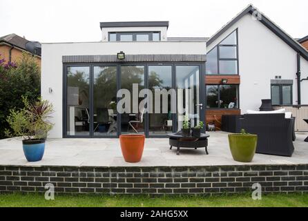 Modern geschnittener Haus und Garten Stockfoto