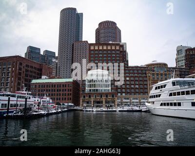 Gebäude Turm über der Rowes Wharf Waterfront Stockfoto