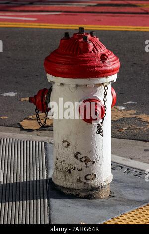 Weiß San Francisco Hydrant mit roter Spitze bedeutet, dass die Quelle von Wasser ist ein Tank auf Ashbury. Vereinigte Staaten von Amerika Stockfoto