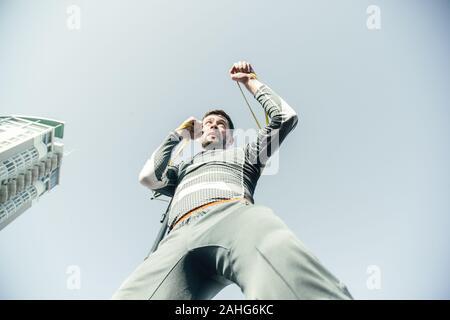 Ansicht von unten auf das konzentrierte Boxer mit Gummibändern an den Training Stockfoto