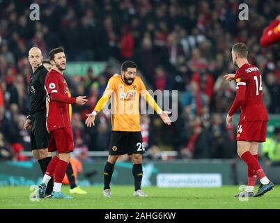 Anfield, Liverpool, Merseyside, UK. 29 Dez, 2019. Fußball der englischen Premier League, Liverpool gegen Wolverhampton Wanderers; Joao Moutinho der Wolverhampton Wanderers und Jordanien Henderson von Liverpool argumentieren nach Liverpool öffnung Ziel war nach einer längeren VAR delay - streng Redaktionelle nur verwenden. Keine Verwendung mit nicht autorisierten Audio-, Video-, Daten-, Spielpläne, Verein/liga Logos oder "live" Dienstleistungen. On-line-in-Match mit 120 Bildern beschränkt, kein Video-Emulation. Keine Verwendung in Wetten, Spiele oder einzelne Verein/Liga/player Publikationen Quelle: Aktion plus Sport/Alamy leben Nachrichten Stockfoto