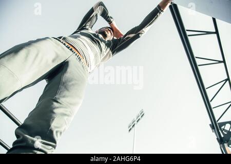 Müde Sportler alleine stehen und eine Hand auf seinen Kopf Stockfoto