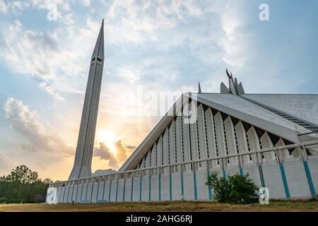 Islamabad Shah Faisal Masjid Moschee Atemberaubend malerischen Blick bei Sonnenuntergang auf einem sonnigen blauen Himmel Tag Stockfoto