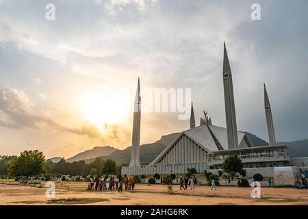 Islamabad Shah Faisal Masjid Moschee malerischen Blick auf Parkplatz mit Besuchern bei Sonnenuntergang auf einem sonnigen blauen Himmel Tag Stockfoto