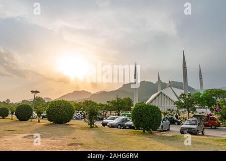 Islamabad Shah Faisal Masjid Moschee malerischen Blick auf Parkplatz mit Besuchern bei Sonnenuntergang auf einem sonnigen blauen Himmel Tag Stockfoto