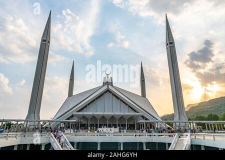 Islamabad Shah Faisal Masjid Moschee Atemberaubend malerischen Blick mit Besuchern bei Sonnenuntergang auf einem sonnigen blauen Himmel Tag Stockfoto