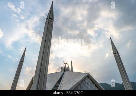 Islamabad Shah Faisal Masjid Moschee Atemberaubend malerischen Blick bei Sonnenuntergang auf einem sonnigen blauen Himmel Tag Stockfoto