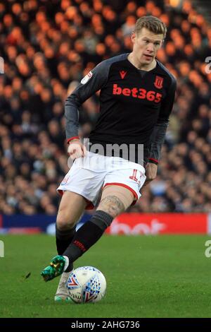 London, Großbritannien. 29 Dez, 2019. James McLean von Stoke City in Aktion. EFL Skybet championship Match, Fulham v Stoke City im Craven Cottage in London am Sonntag, den 29. Dezember 2019. Dieses Bild dürfen nur für redaktionelle Zwecke verwendet werden. Nur die redaktionelle Nutzung, eine Lizenz für die gewerbliche Nutzung erforderlich. Keine Verwendung in Wetten, Spiele oder einer einzelnen Verein/Liga/player Publikationen. pic von Steffan Bowen/Andrew Orchard sport Fotografie/Alamy Live news Credit: Andrew Orchard sport Fotografie/Alamy leben Nachrichten Stockfoto