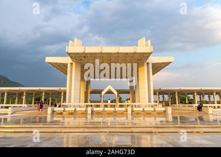 Islamabad Shah Faisal Masjid Moschee Atemberaubend malerischen Blick mit Besuchern bei Sonnenuntergang auf einem sonnigen blauen Himmel Tag Stockfoto