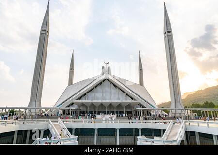 Islamabad Shah Faisal Masjid Moschee Atemberaubend malerischen Blick mit Besuchern bei Sonnenuntergang auf einem sonnigen blauen Himmel Tag Stockfoto