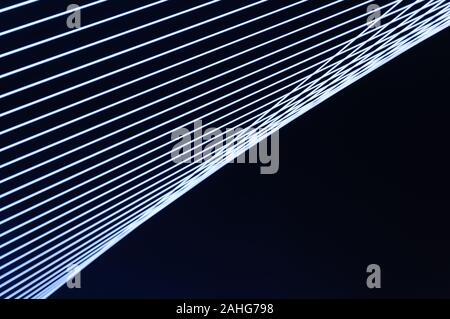 Schwarz einen weißen abstrakte Technik, Wissenschaft oder geschäftlichen Hintergrund. Threads und Linien aus Licht schneiden und erstellen Wicklung geometrische Formen in perspec Stockfoto