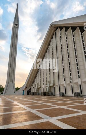 Islamabad Shah Faisal Masjid Moschee Atemberaubend malerischen Blick bei Sonnenuntergang auf einem sonnigen blauen Himmel Tag Stockfoto