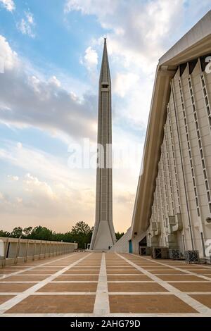 Islamabad Shah Faisal Masjid Moschee Atemberaubend malerischen Blick bei Sonnenuntergang auf einem sonnigen blauen Himmel Tag Stockfoto