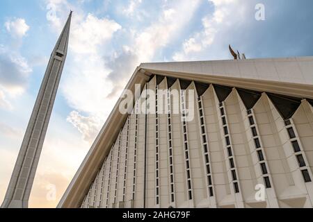 Islamabad Shah Faisal Masjid Moschee Atemberaubend malerischen Blick bei Sonnenuntergang auf einem sonnigen blauen Himmel Tag Stockfoto