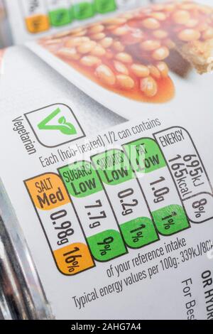 ASDA gebackene Bohnen 16% hohe Salzgehalt label. Für Lebensmittelverpackungen Etikettierung und Nährwertkennzeichnung, Lebensmittel diätetische Inhalt, Salz in der Nahrung, gesunde Ernährung Stockfoto