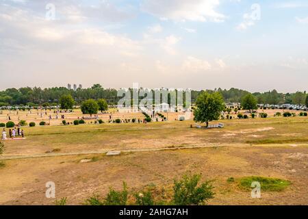 Islamabad Shah Faisal Masjid Moschee Atemberaubend malerischen Blick auf Park bei Sonnenuntergang auf einem sonnigen blauen Himmel Tag Stockfoto