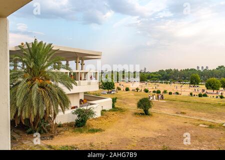 Islamabad Shah Faisal Masjid Moschee Atemberaubend malerischen Blick auf Park bei Sonnenuntergang auf einem sonnigen blauen Himmel Tag Stockfoto