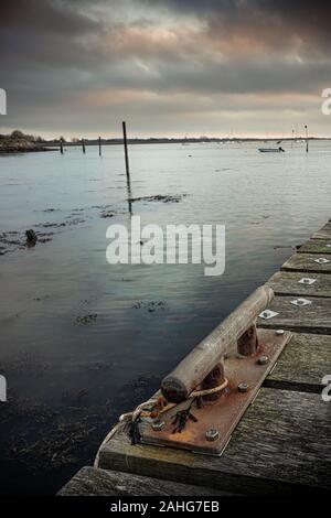 Eine Nahaufnahme von rostigen Dock-Claat auf einem hölzernen Steg oder Pier in Emsworth UK Stockfoto