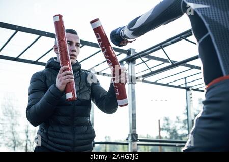 Taille von ernster Mann, Boxen, Sticks und warten auf die Punch Stockfoto