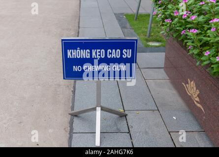 Kein Kaugummi Zeichen auf dem Gelände des Ho Chi Minh Mausoleum Hanoi Stockfoto