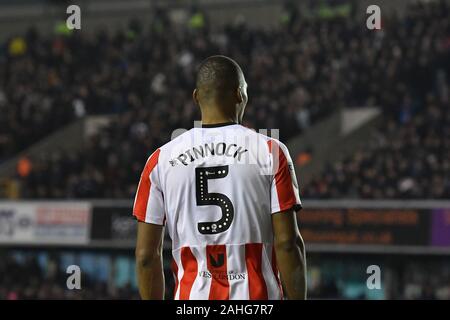 London, Großbritannien. 29 Dez, 2019. Ethan Pinnock von Brendford während der Sky Bet Championship Match zwischen Millwall und Brentford an der Höhle, London am Sonntag, den 29. Dezember 2019. (Credit: Ivan Jordanov | MI Nachrichten) Credit: MI Nachrichten & Sport/Alamy leben Nachrichten Stockfoto