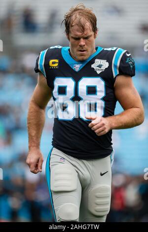 Charlotte, NC, USA. 29 Dez, 2019. Carolina Panthers festes Ende Greg Olsen (88) beim Warm-ups für die NFL matchup an der Bank von Amerika Stadium in Charlotte, NC. (Scott Kinser/Cal Sport Media). Credit: Csm/Alamy leben Nachrichten Stockfoto