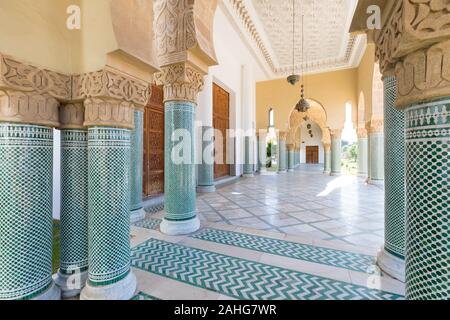 Traditionelle und typisch marokkanische architektonische Details. Moschee in Kenitra, Provinz West Chrarda Beni Hussein, Marokko. Baudetails, sonniger Tag Stockfoto