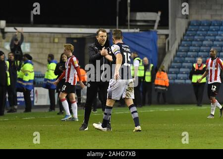 London, Großbritannien. 29 Dez, 2019. Millwall manager Gary Rowett gratuliere Alex Pearce von Millwall während der Sky Bet Championship Match zwischen Millwall und Brentford an der Höhle, London am Sonntag, den 29. Dezember 2019. (Credit: Ivan Jordanov | MI Nachrichten) Credit: MI Nachrichten & Sport/Alamy leben Nachrichten Stockfoto
