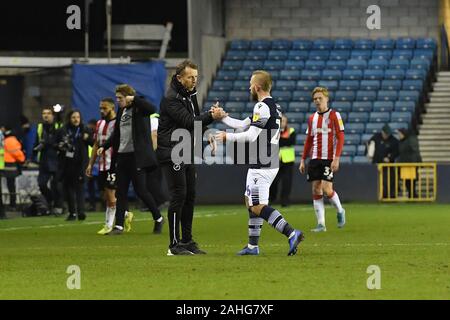 London, Großbritannien. 29 Dez, 2019. Millwall manager Gary Rowett gratulieren Jiri Skalak der Millwall während der Sky Bet Championship Match zwischen Millwall und Brentford an der Höhle, London am Sonntag, den 29. Dezember 2019. (Credit: Ivan Jordanov | MI Nachrichten) Credit: MI Nachrichten & Sport/Alamy leben Nachrichten Stockfoto