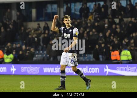 London, Großbritannien. 29 Dez, 2019. Tom Elliott von Millwall während der Sky Bet Championship Match zwischen Millwall und Brentford an der Höhle, London am Sonntag, den 29. Dezember 2019. (Credit: Ivan Jordanov | MI Nachrichten) Credit: MI Nachrichten & Sport/Alamy leben Nachrichten Stockfoto