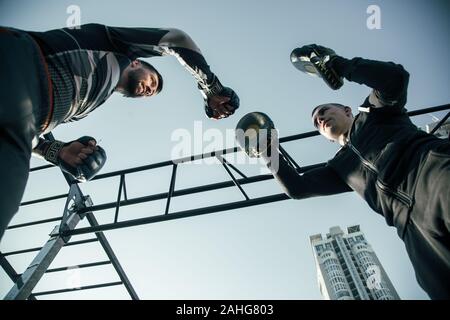 Ansicht von unten der Trainer tragen focus Mitts und Warten auf Stanzen Stockfoto