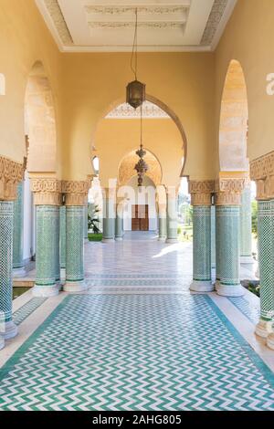 Traditionelle und typisch marokkanische architektonische Details. Moschee in Kenitra, Provinz West Chrarda Beni Hussein, Marokko. Baudetails, sonniger Tag Stockfoto