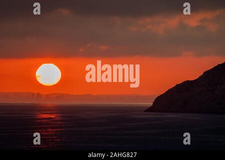 Benidorm, Costa Blanca, Spanien. Dezember 2019. Sonnenuntergang über dem Mittelmeer Stockfoto