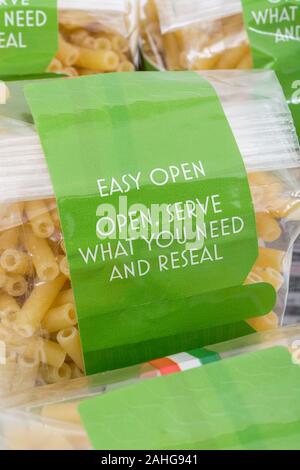 Asda selbstetikettieren Makaroni Pasta in wiederverschließbarer Plastiktüte. Food-Label-Nahaufnahme, Label-Design, Markenbewusstsein, Eigenmarken. Stockfoto