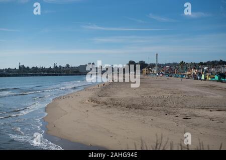 Ein Schuss von Santa Cruz Beach mit dem Vorstand auf der rechten Seite und der Werft im Hintergrund. Stockfoto