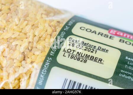 ASDA - verkauft Gama grober Bulgur weizen in Kunststoff Verpackung + Mindesthaltbarkeitsdatum/BBB, Enddatum gewickelt. Für die Etikettierung von Lebensmitteln, Lebensmittelkennzeichnung, Lebensmittel Fakten Stockfoto