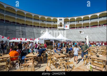 Die Menschen in den lokalen Bauern und Produzenten Markt an der Stierkampfarena Las Ventas, Plaza de Toros, Madrid, Madrid Stockfoto