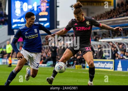 Birmingham, Großbritannien. 29 Dez, 2019. Leslie Phillips von Leeds United in Aktion gegen Jude Bellingham von Birmingham City. EFL Skybet Meisterschaft übereinstimmen, Birmingham City v Leeds United in St. Andrews in Birmingham am Sonntag, den 29. Dezember 2019. Dieses Bild dürfen nur für redaktionelle Zwecke verwendet werden. Nur die redaktionelle Nutzung, eine Lizenz für die gewerbliche Nutzung erforderlich. Keine Verwendung in Wetten, Spiele oder einer einzelnen Verein/Liga/player Publikationen. pic von Lewis Mitchell / Andrew Orchard sport Fotografie/Alamy Live news Credit: Andrew Orchard sport Fotografie/Alamy leben Nachrichten Stockfoto