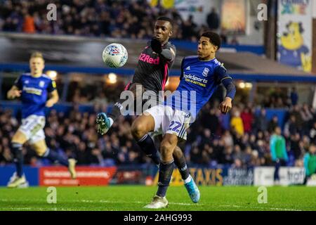 Birmingham, Großbritannien. 29 Dez, 2019. Edward Nketiah von Leeds United in Aktion gegen Jude Bellingham von Birmingham City (rechts). EFL Skybet Meisterschaft übereinstimmen, Birmingham City v Leeds United in St. Andrews in Birmingham am Sonntag, den 29. Dezember 2019. Dieses Bild dürfen nur für redaktionelle Zwecke verwendet werden. Nur die redaktionelle Nutzung, eine Lizenz für die gewerbliche Nutzung erforderlich. Keine Verwendung in Wetten, Spiele oder einer einzelnen Verein/Liga/player Publikationen. pic von Lewis Mitchell / Andrew Orchard sport Fotografie/Alamy Live news Credit: Andrew Orchard sport Fotografie/Alamy leben Nachrichten Stockfoto