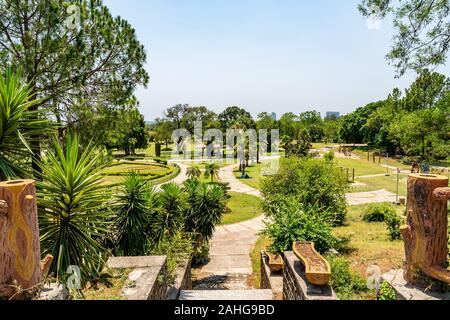 Islamabad japanische Kinder Park malerischen Atemberaubenden Blick auf die Bäume auf einem sonnigen blauen Himmel Tag Stockfoto