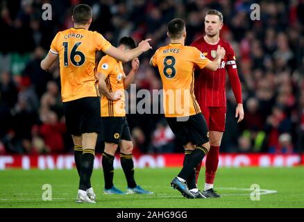 Liverpools Jordan Henderson (rechts) Austausch Wörter mit Wolverhampton Wanderers" Ruben Neves (Mitte) und Conor Coady während der Premier League Spiel im Stadion Anfield, Liverpool. Stockfoto