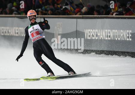 Oberstdorf, Deutschland. 29 Dez, 2019. Ski Nordisch/Skispringen: Weltcup, Vierschanzentournee, Big Hill, Männer, 1. Karl Geiger, Skispringer aus Deutschland, freut sich über Springen. Quelle: Angelika Warmuth/dpa/Alamy leben Nachrichten Stockfoto