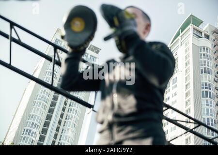 Verschwommenes Bild von der Sportler tragen Focus mitts im Freien Stockfoto