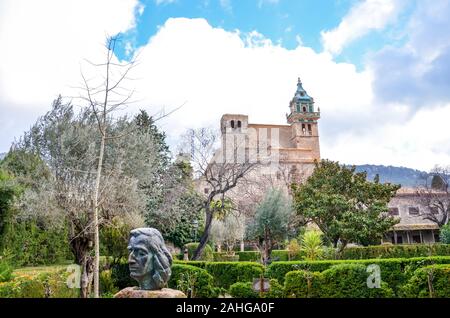 Valldemossa, Mallorca - Jan 19, 2019: Büste des berühmten polnischen Komponisten Frederic Chopin im Hof Park von der Kartause von Valldemossa. Turm des Klosters im Hintergrund. Stockfoto