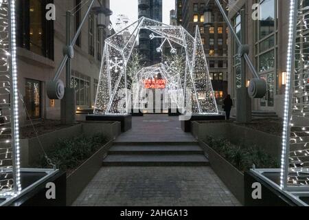 Das Four Seasons Hotel in der Innenstadt ziert für die Ferienzeit, New York City, USA Stockfoto